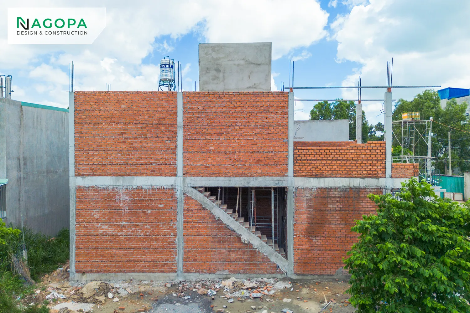 Toàn cảnh công tác xây tường bao lầu 1 công trình HH's House tại phường Chánh Hiệp do NAGOPA thiết kế và thi công trọn gói.