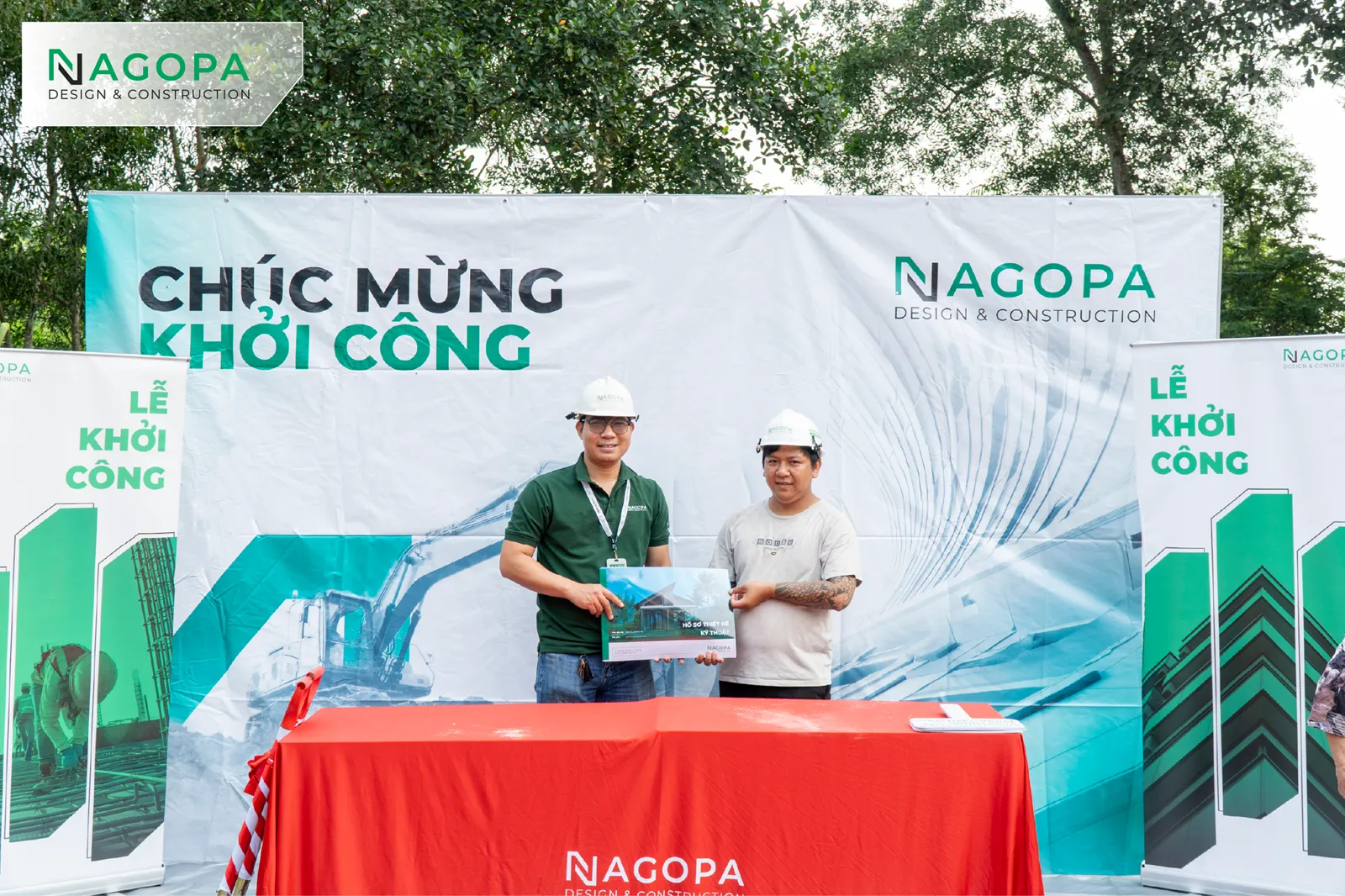 Đại diện NAGOPA bàn giao hồ sơ thiết kế kỹ thuật cho chủ đầu tư NMs House