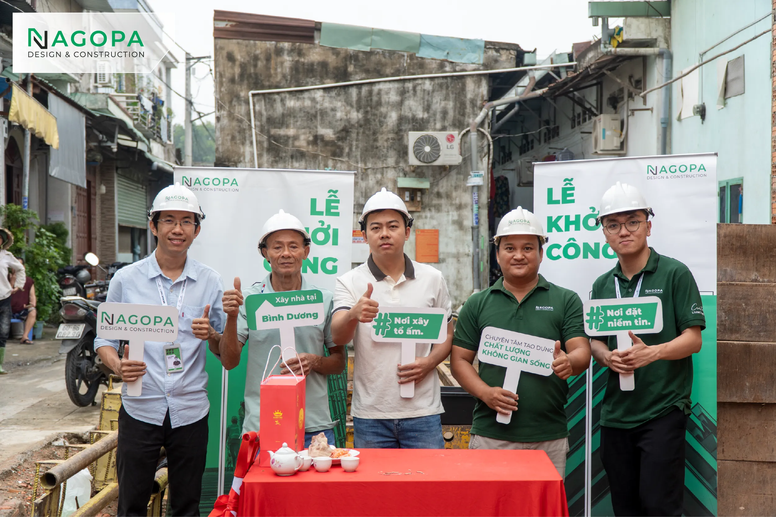 Đại diện gia chủ cùng đội ngũ kiến trúc sư và kỹ sư NAGOPA chụp ảnh lưu niệm tại lễ khởi công VH’s House ở Phường An Phú.