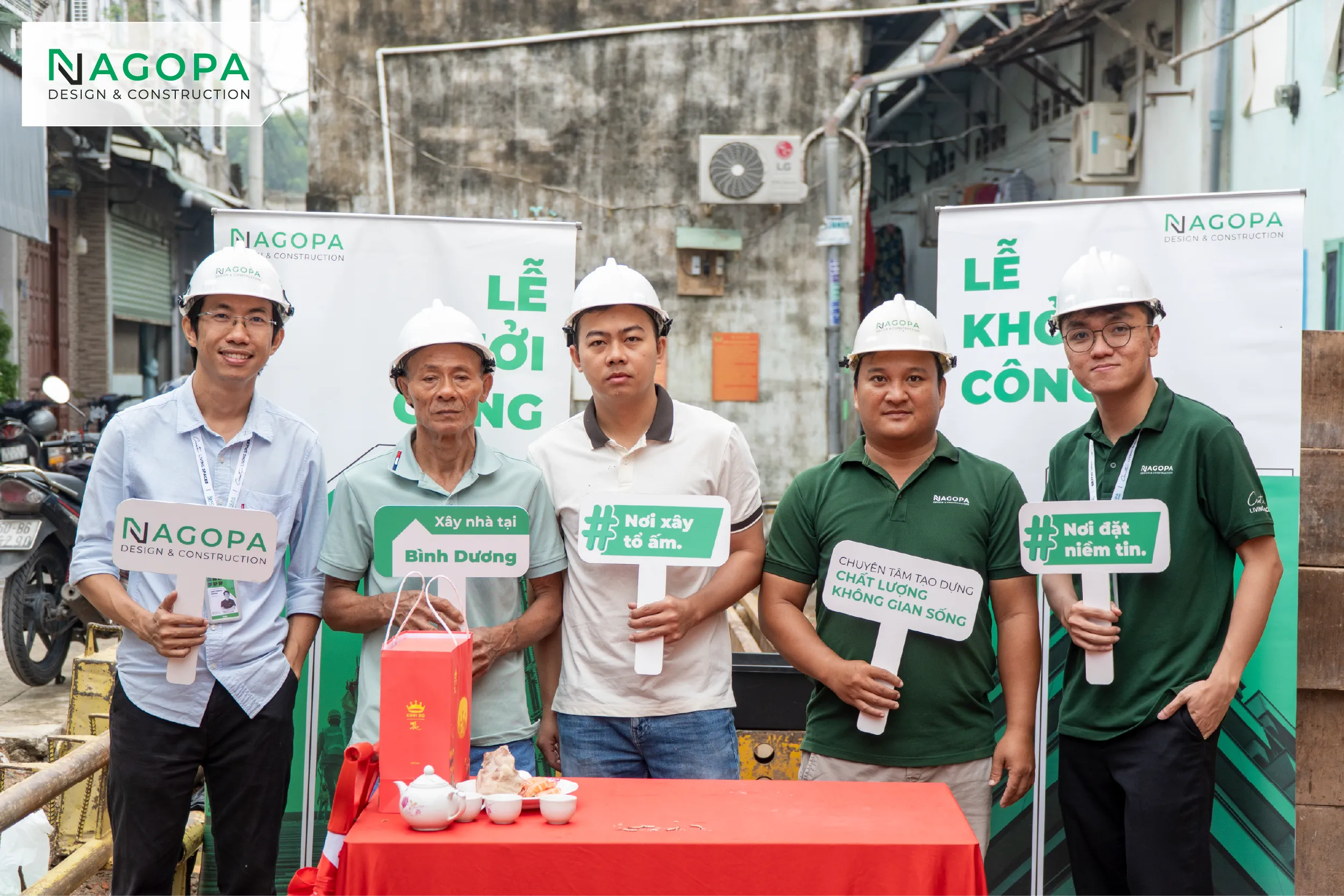 Đại diện gia chủ cùng đội ngũ kỹ sư, kiến trúc sư NAGOPA chụp ảnh lưu niệm tại lễ khởi công NM’s House ở xã An Long.