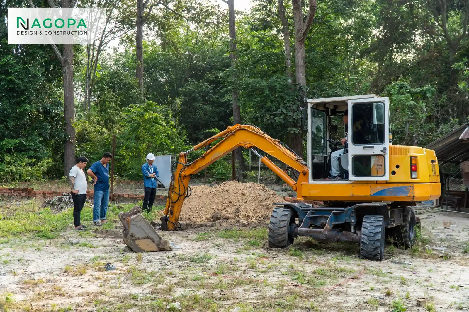 Máy cơ giới tiến hành đào móng tại công trình MN's House xã An Long