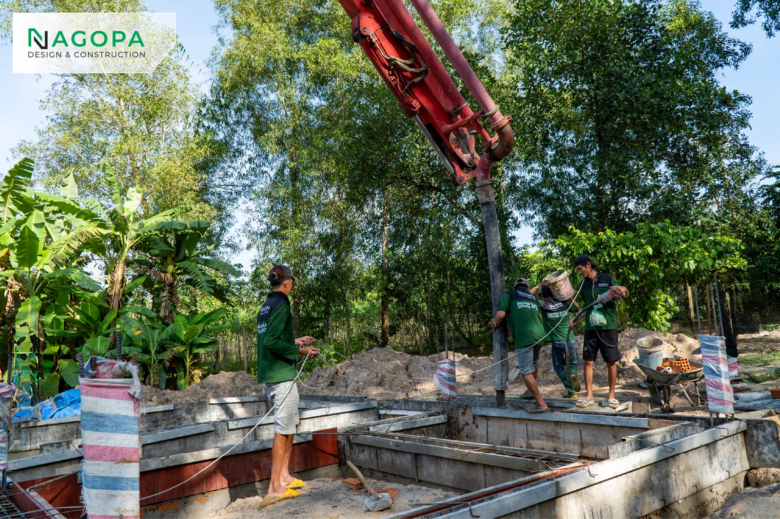 Đội ngũ thợ thi công NAGOPA sử dụng xe bơm cần đổ bê tông đà kiềng móng công trình NM's House tại An Long.
