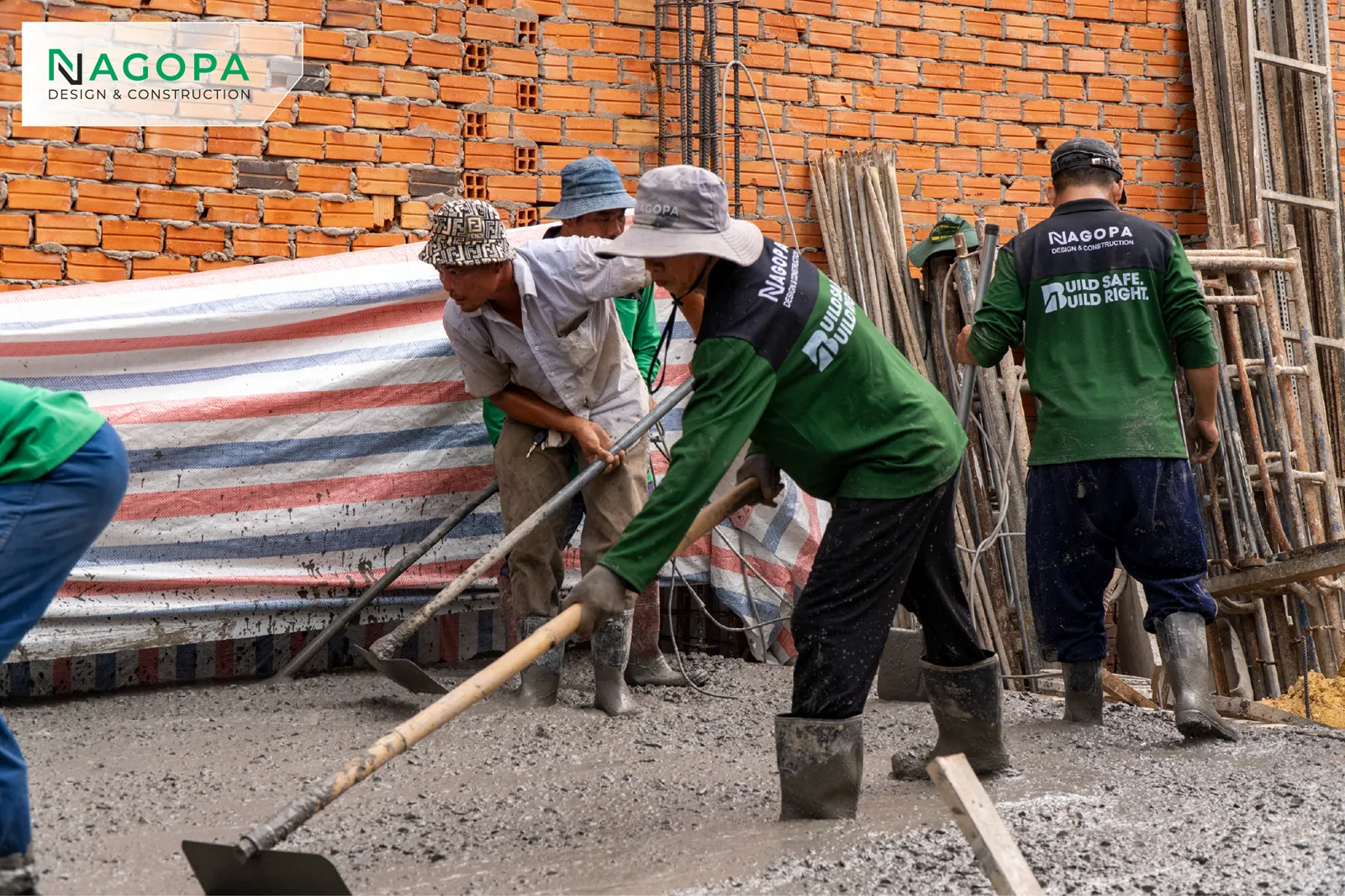 Cận cảnh công nhân đang miệt mài san gạt bề mặt bê tông tươi.