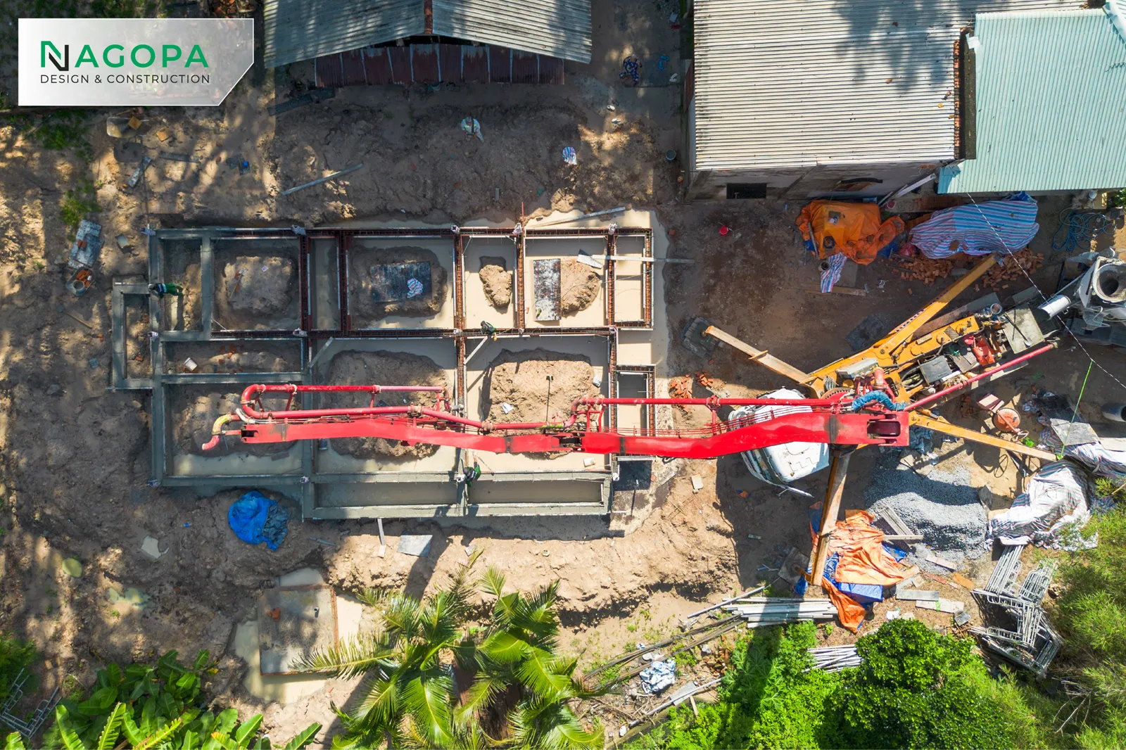 Toàn cảnh flycam xe bơm cần đang đổ bê tông đà kiềng móng nhà cấp 4 sân vườn NM's House tại Xã An Long do NAGOPA thi công.