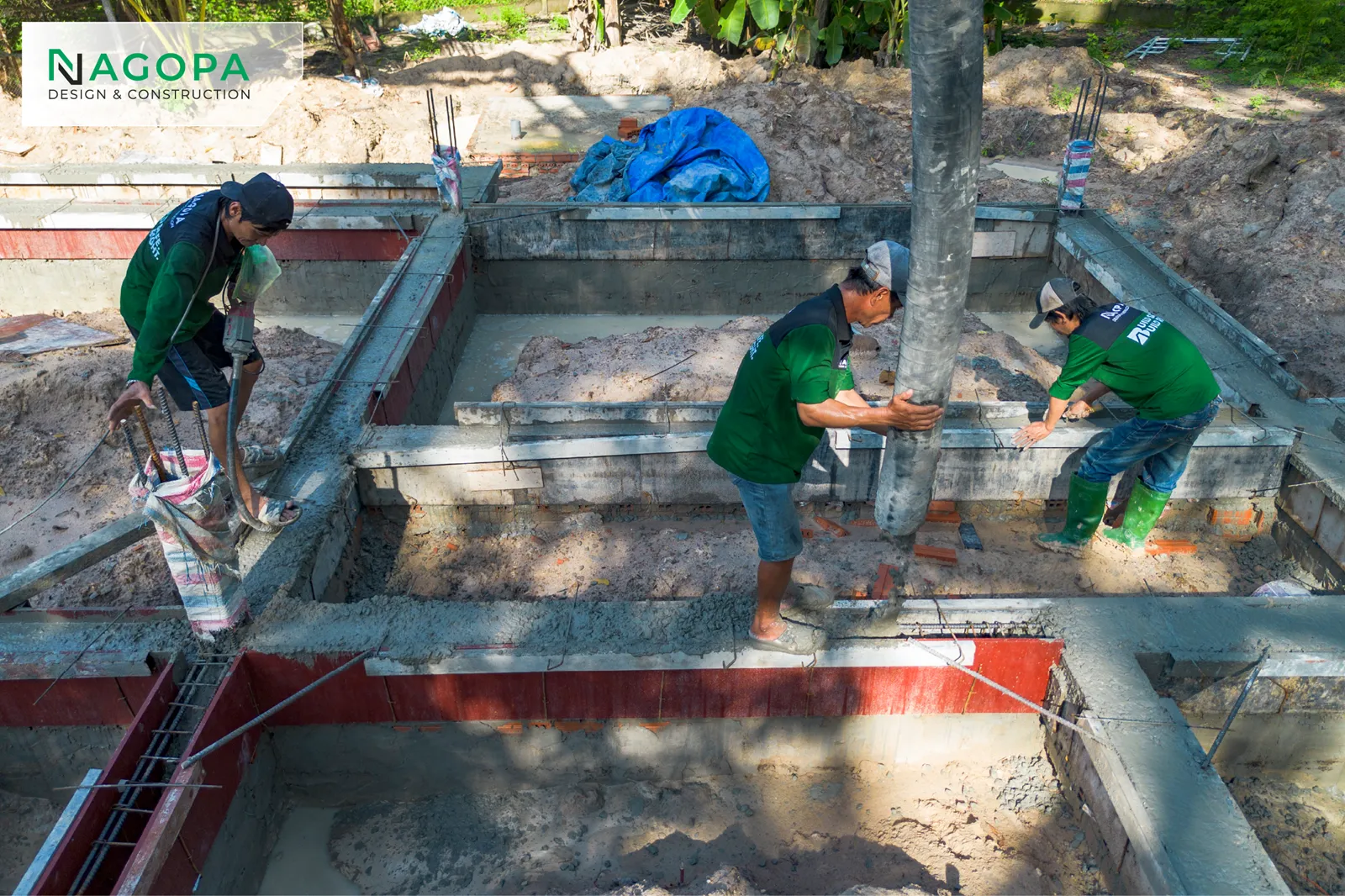 Đội ngũ thợ NAGOPA phối hợp điều khiển vòi bơm và đầm dùi bê tông đà kiềng NM's House tại An Long.